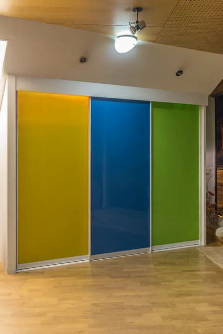 Dachschrägen Schlafzimmerschrank mit Bunten Schiebetüren