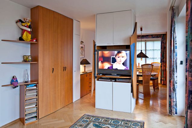 Designer Wohnzimmerschrank vom Schreiner mit geschwungenen Türen Feldkirch 0