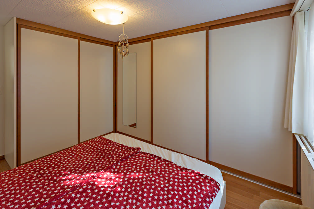 Eckkleiderschrank im Schlafzimmer mit Spiegel Horgen 0