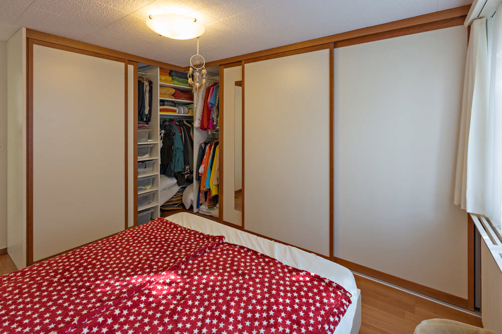 Eckkleiderschrank im Schlafzimmer mit Spiegel Horgen 1