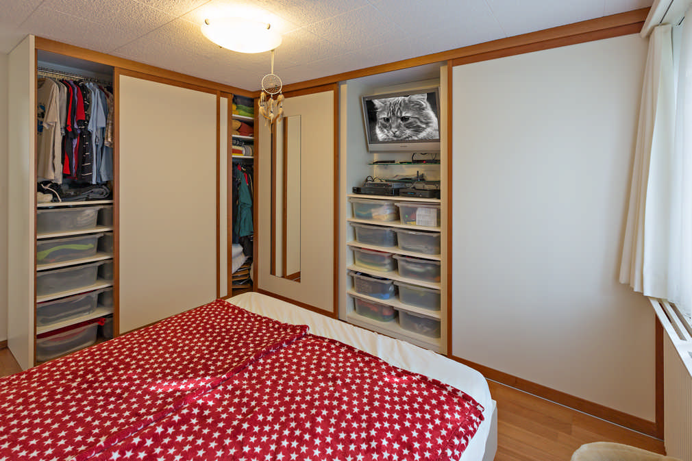 Eckkleiderschrank im Schlafzimmer mit Spiegel Horgen 2