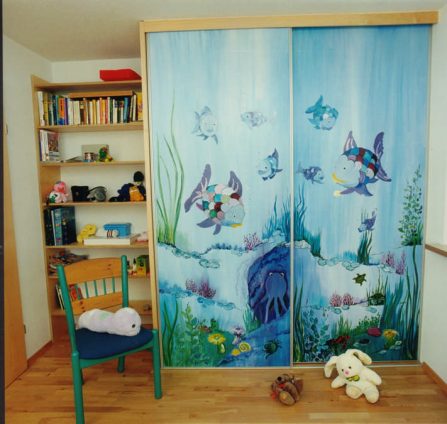 Kinderzimmerschrank mit Kunstwerk Bild Feldkirch