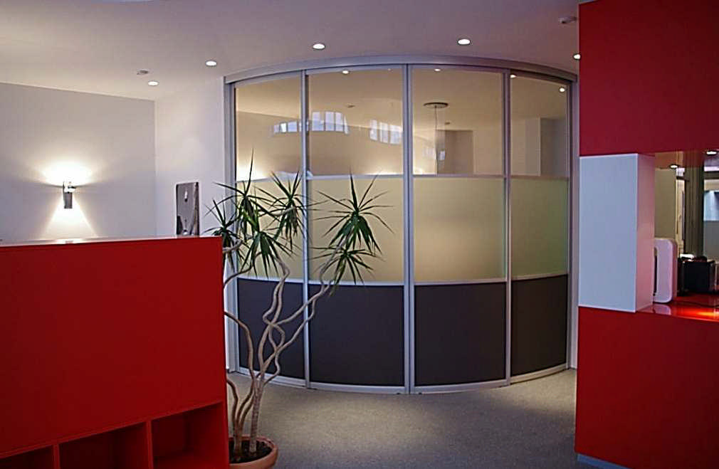 Runde Schiebetüren als Bürotrennwand 0