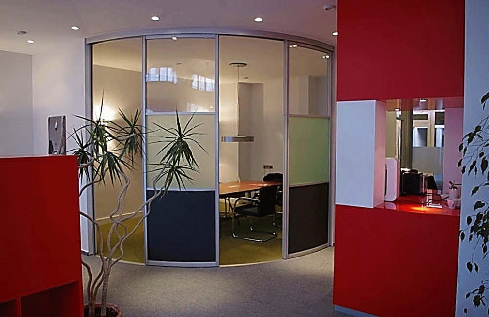 Runde Schiebetüren als Bürotrennwand 1