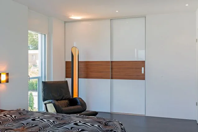 Schiebetüre als Raumtrenner für Ankleide mit Querfries in Holz 0 Schiebetüre als Raumtrenner für Ankleide mit Querfries in Holz 0