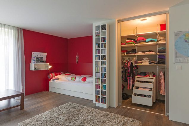 Begehbarer Kleiderschrank | Schiebetüren hinter Wand laufend bei begehbarem Kleiderschrank 1