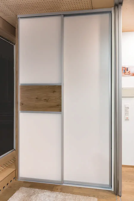 Schiebetüren mit einseitigem Querfries in Eiche Feldkirch