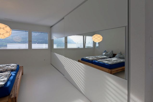 Einbauschrank | Schlafzimmerschrank mit Querfries in Spiegel Chur 0