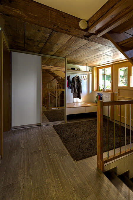 Moderne Garderobe in urigem Haus inklusive Einbauschrank und genügend Platz auf der Kleiderstange mit zusätzlichen Schubladen