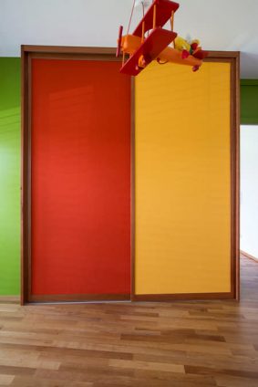Verspielter Kinderzimmerschrank in Rot und Gelb Koblach 0