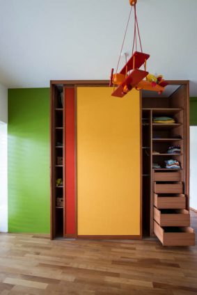 Verspielter Kinderzimmerschrank in Rot und Gelb Koblach 1