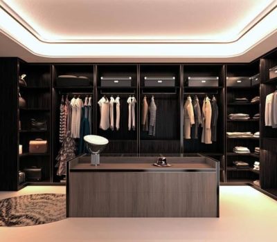 Begehbares Ankleidezimmer in dunklem Design mit Mittelinsel und umlaufenden Regalen für Kleidung und andere Gegenstände