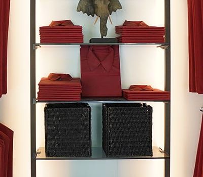 Säulensystem UNO Zentrale Ablage mit Fachböden